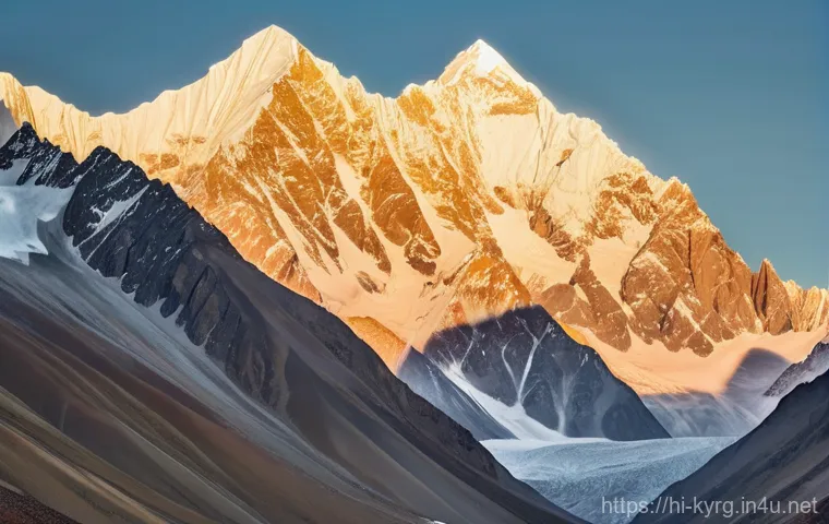 키르기스스탄에서 가볼 만한 산맥 - A breathtaking panoramic view of the majestic Tian Shan mountain range at sunrise. The jagged, snow-...